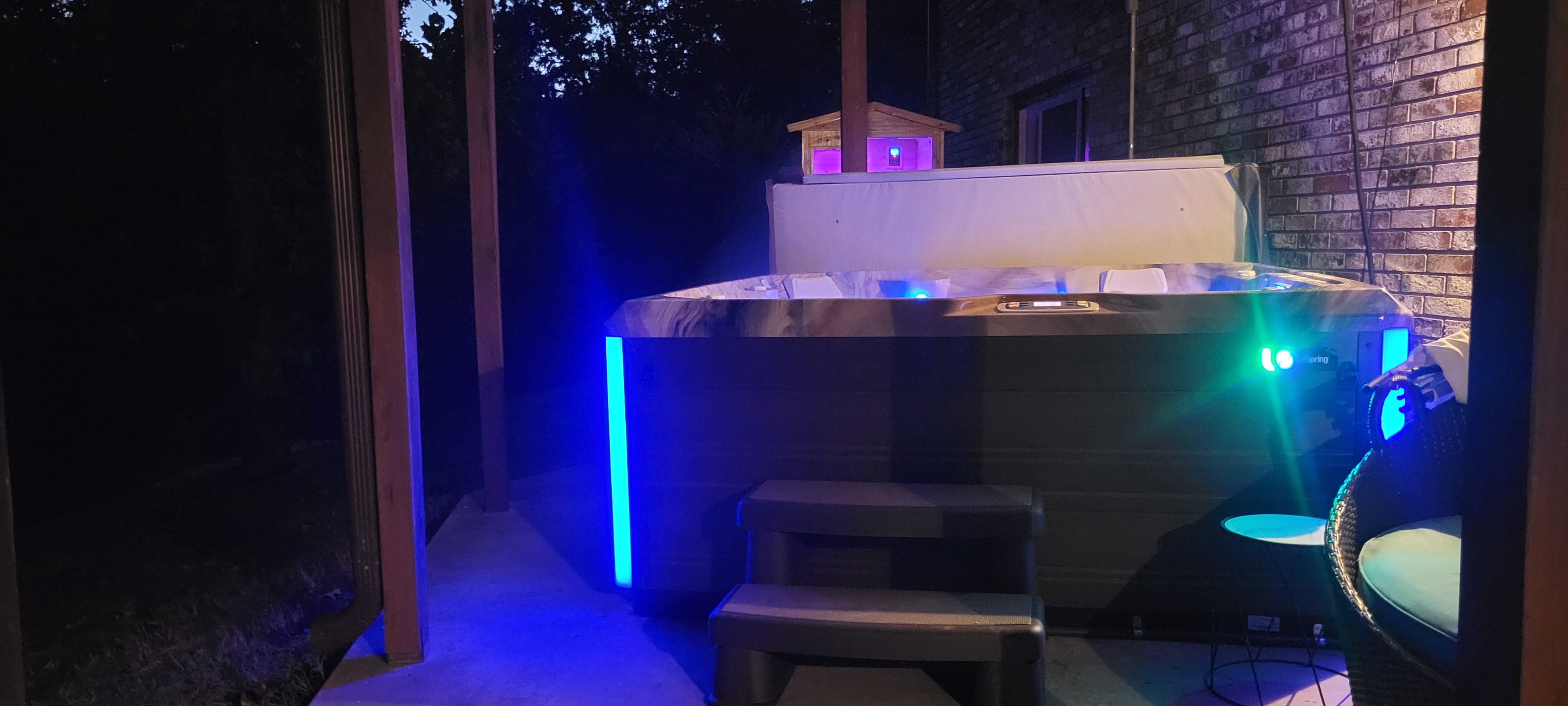Hot tub for contrast therapy
